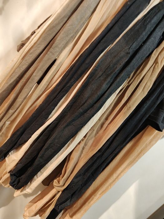 Rajstopy damskie cienkie błyszczące używane i nowe. Cieliste i czarne