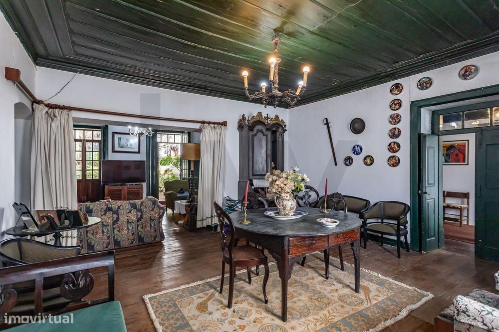 Moradia do séc. XIX no centro histórico de Aljustrel com amplo jardim