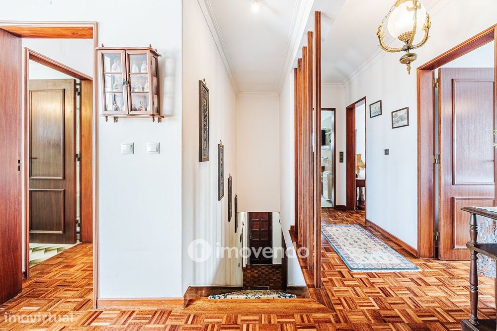 Quinta isolada T3+1 com áreas amplas e terreno de 2022m², em Colares