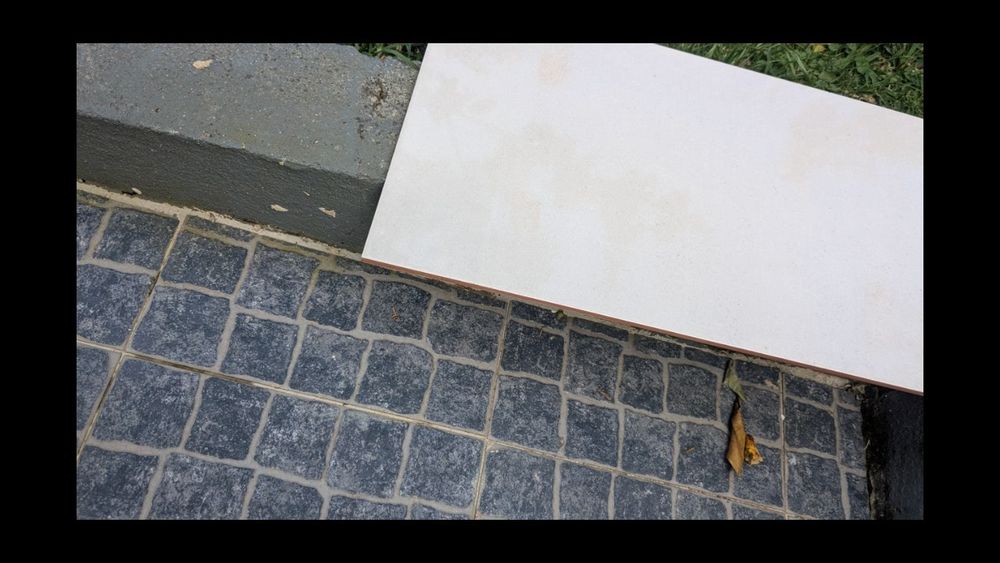 Revestimento cerâmico para paredes, Cor creme.