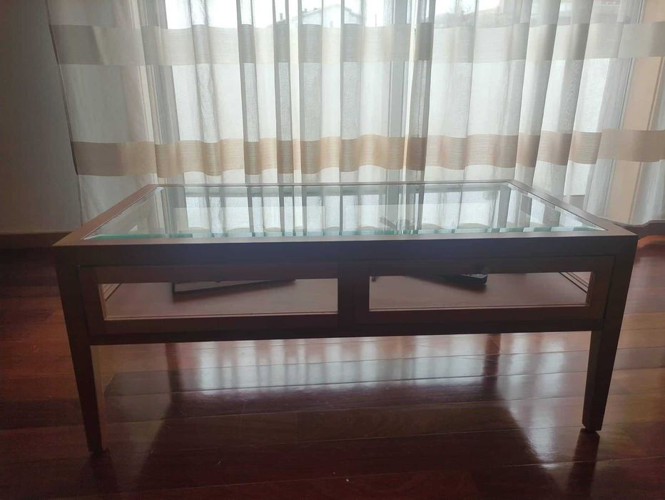 Mesa de centro em cerejeira com duas gavetas,como nova.