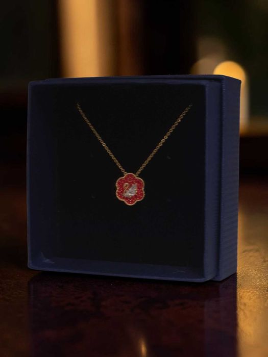 Swarovski Łabędź w kwiecie – czerwony medalion, złoty