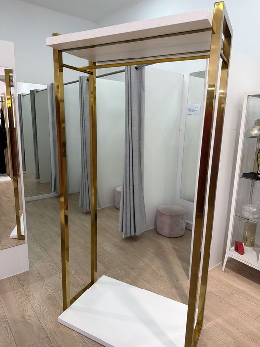Expositor Roupa Dourado