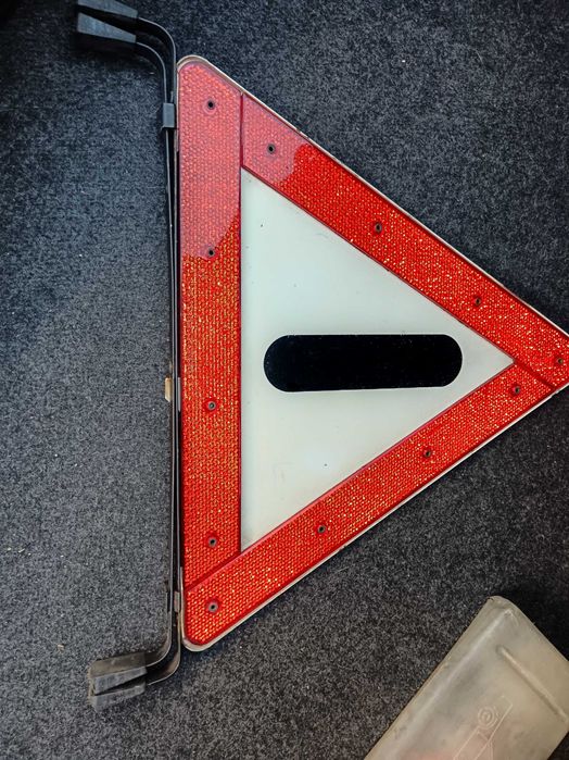 Triângulo pré sinalização Mercedes