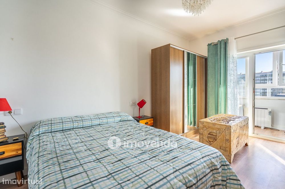 Apartamento T3+1 com áreas amplas e cozinha equipada, no Lumiar