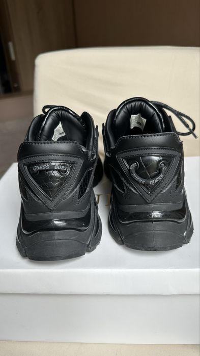 Кроссовки Guess 40р