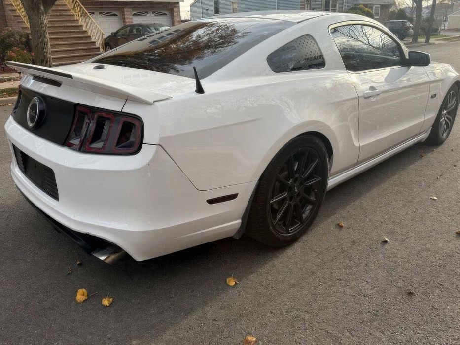 Ford Mustang GT Premium Coupe      2014