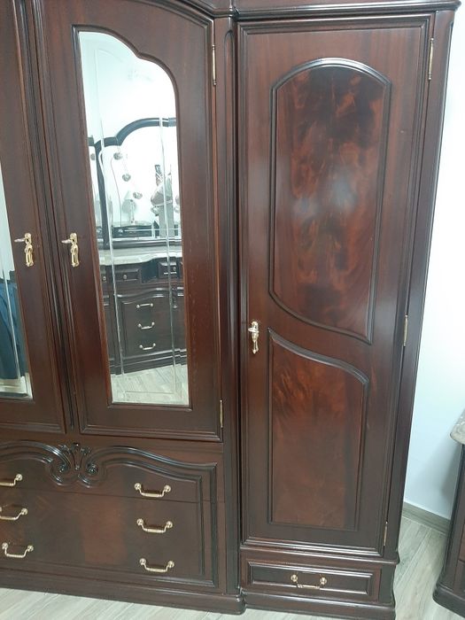 Roupeiro em madeira maciça.