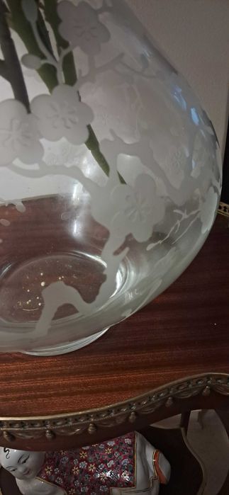 Grande Jarra de Vidro Com Flores em Relevo