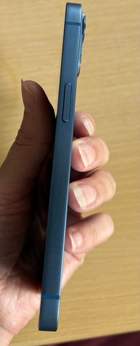 iPhone 13 / 256 GB / niebieski – model A2633 + szybki Spigen