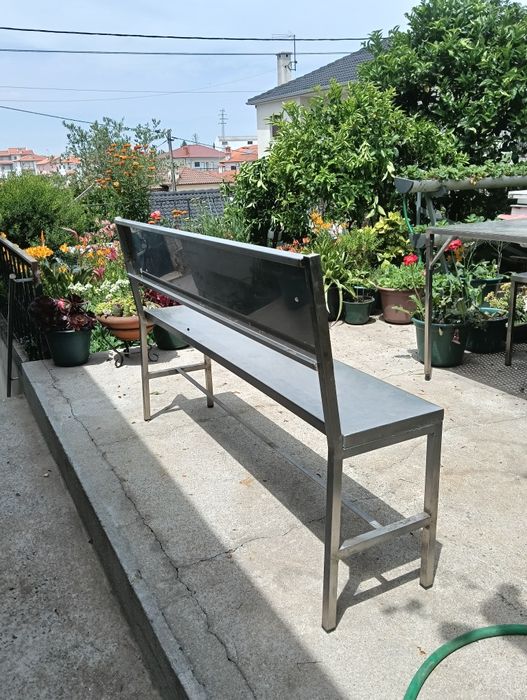 Mesa e bancos em inox