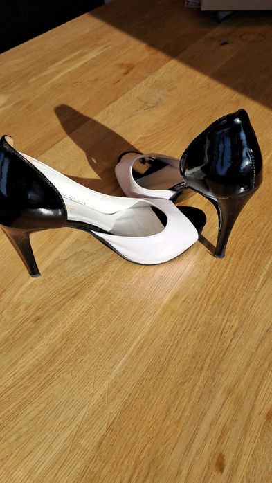 Szpilki czarno-białe z wycięciem