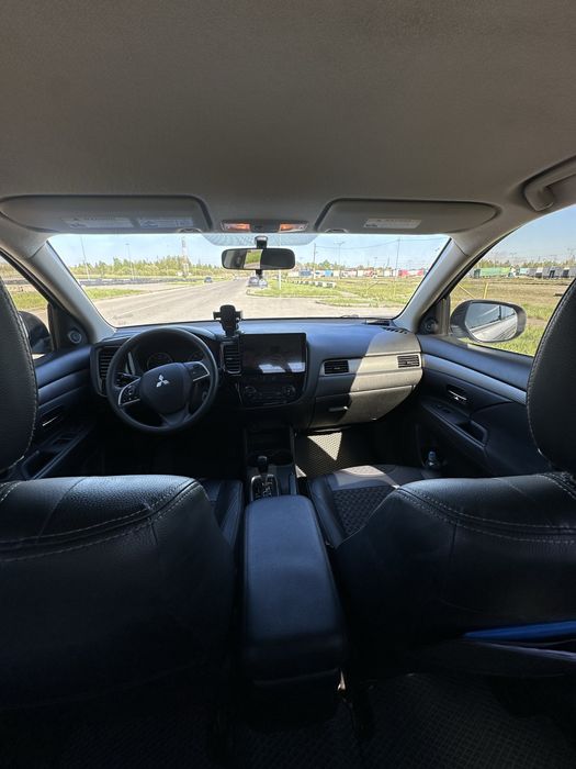 Mitsubishi Outlander 2.4 Газ/Бензин 2013 • 7 місць • Автомат