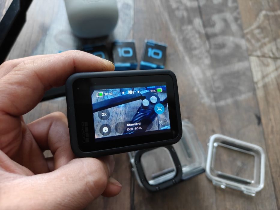 GoPro HERO 10 Black – zestaw z 5 akumulatorami, ładowarka, akcesoria.