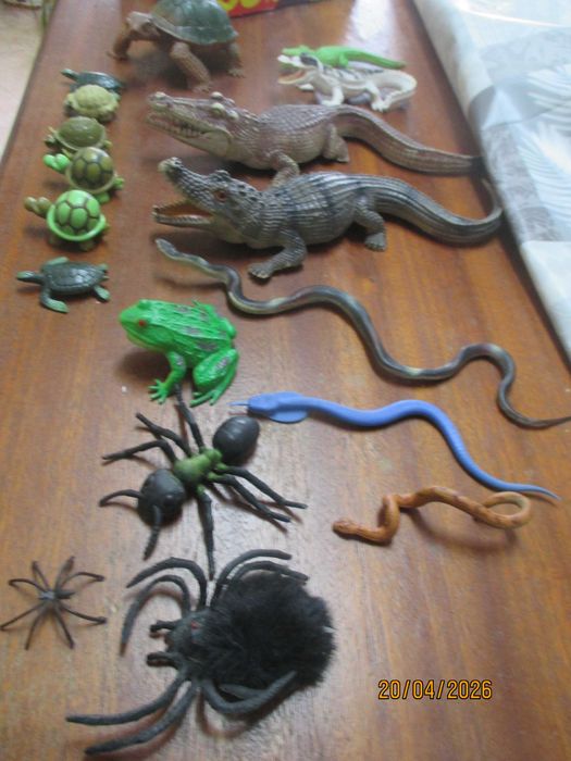 18 figuras de repteis e insectos
