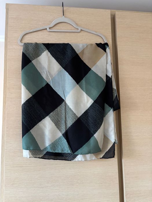 Piękny duży szal damski na wiosnę nowy