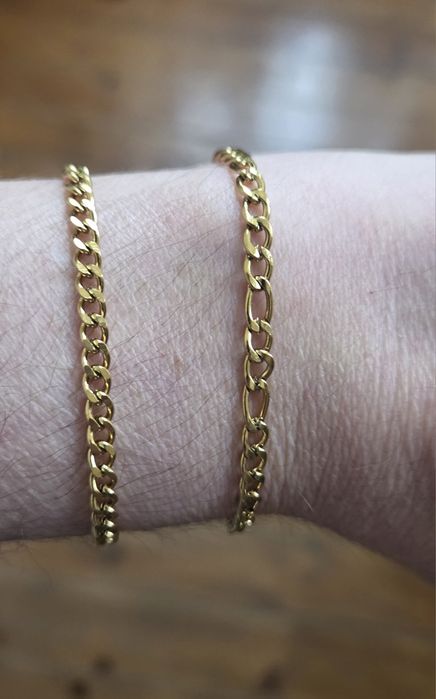 Duas pulseiras em aço inoxidável, banhadas a ouro de 9 quilates