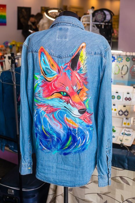 Роспись одежды, сумок, масок. Роспись красками.