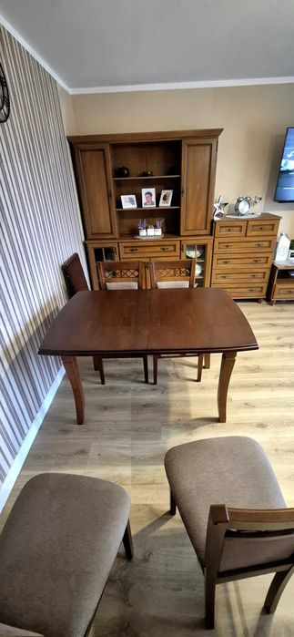 Sprzedam Stoł rozkładany z krzesłami + szafka rtv i witryna