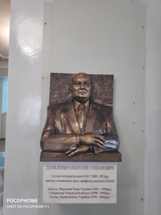 Скульптура пам'ятник з граніту-мармуру