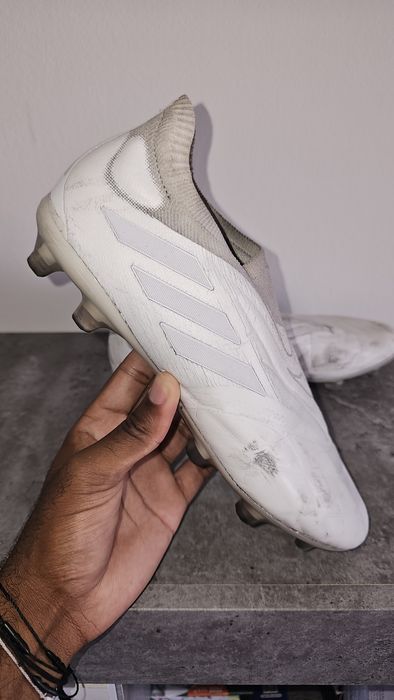 Chuteiras de Futebol Adidas Sem Atacadores Branco/Cinzento - Homem Tam. US 8.5 / EU 42
​Preço: €50