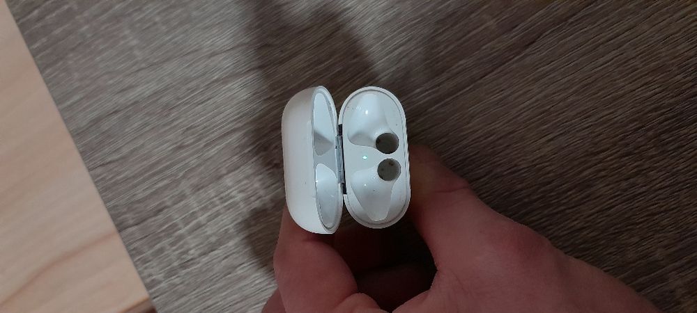 Оригінальний зарядний кейс Apple AirPods  2 (A1602) + Чохол у подарун