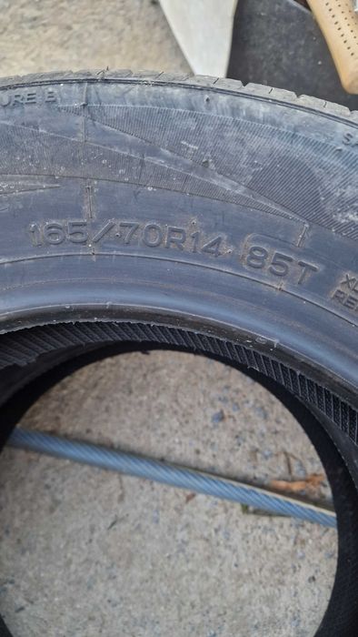 À venda 2 pneus novos um 165/70/14 e 1 165/70/r13