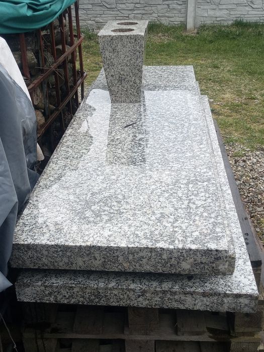 Pomniki płyty z marmuru