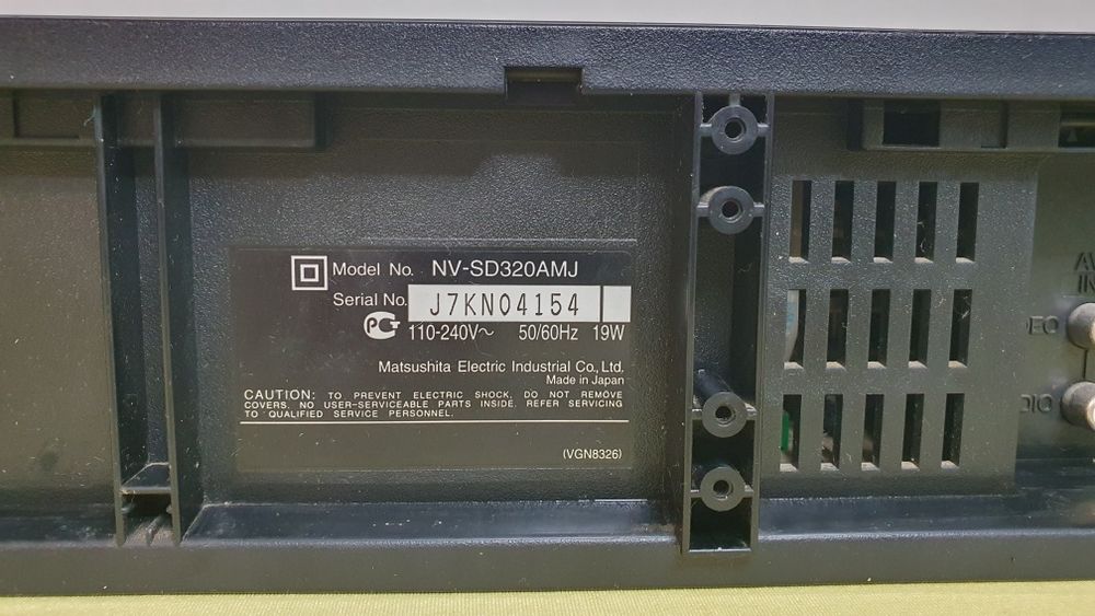 Відеомагнітофон  Panasonic NV-SD 320 AMJ та DVD  програвач LG DVX  556 KH ( плеер)