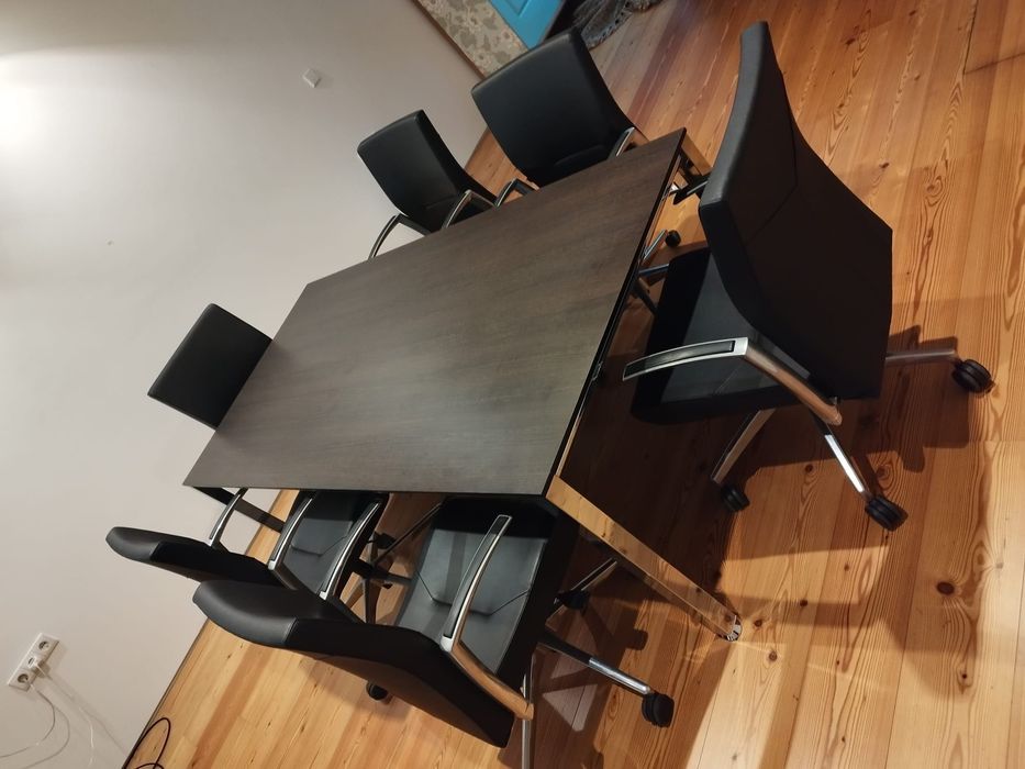 Mesa de reuniões e cadeiras executivas