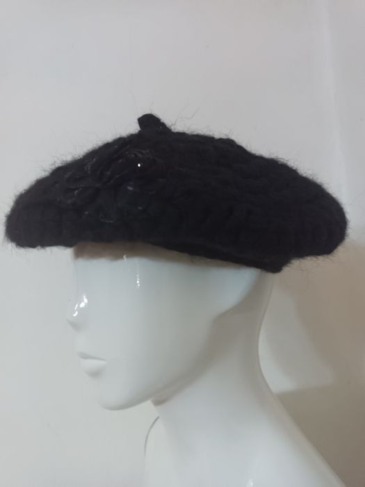 Czarny beret wełniany z ozdobnym kwiatem – klasyczny styl