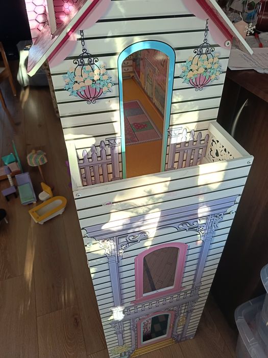 Drewniany domek dla lalek