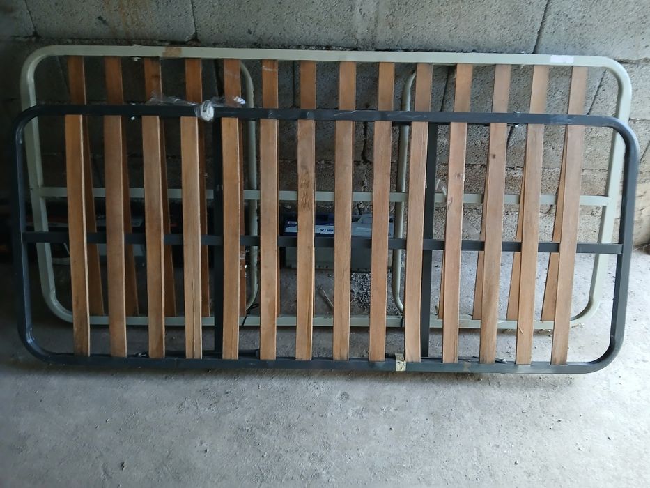 Estrado de ferro para a cama solteiro