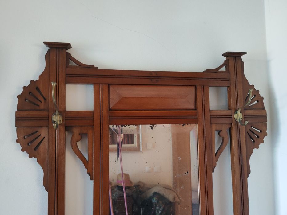 Bengaleiro antigo em madeira com espelho e azulejo