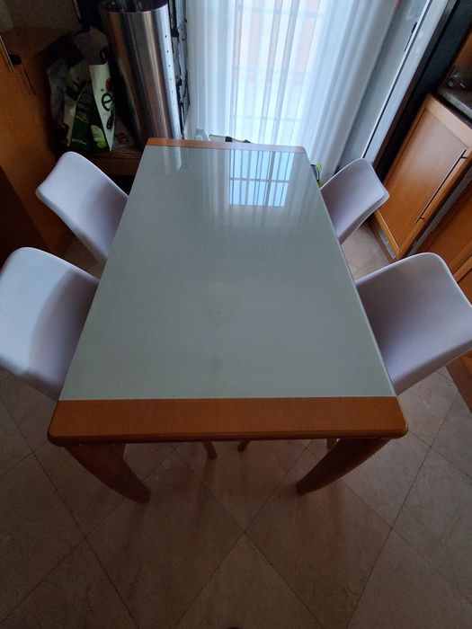 Mesa e 4 cadeiras em excelente estado