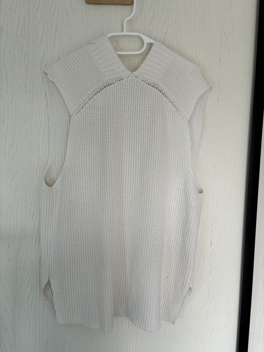 Bialy ocieplacz kamizelka sweterkowa