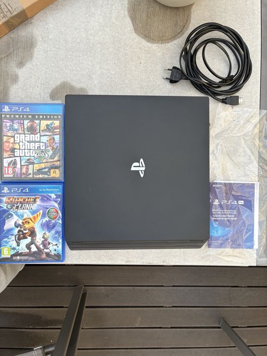Playstation 4 com manuais e jogos