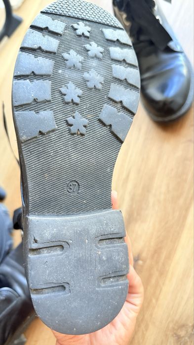 Botas pretas em pele com pérolas