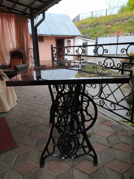 Столик добротний