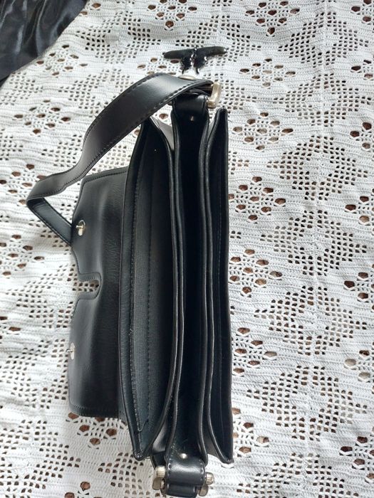 Чорна сумка на багато відділень