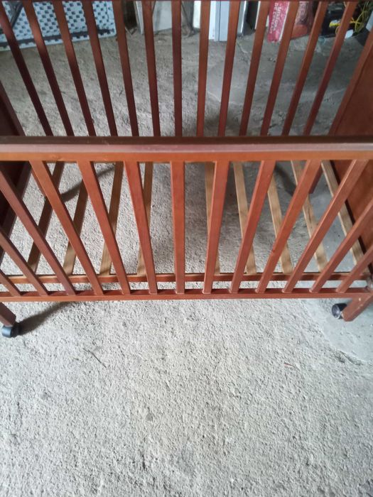 Vendo cama e bebê sem colchão