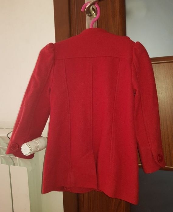 Czerwony płaszczyk elegancki jesienno wiosenny