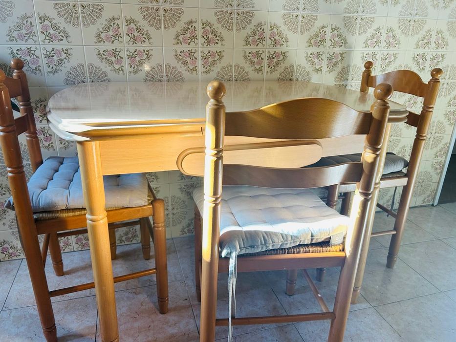 Mesa com 3 cadeiras extensível
