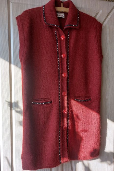 Красивая теплая и уютная жилетка безрукавка шерстяная на пуговицах
