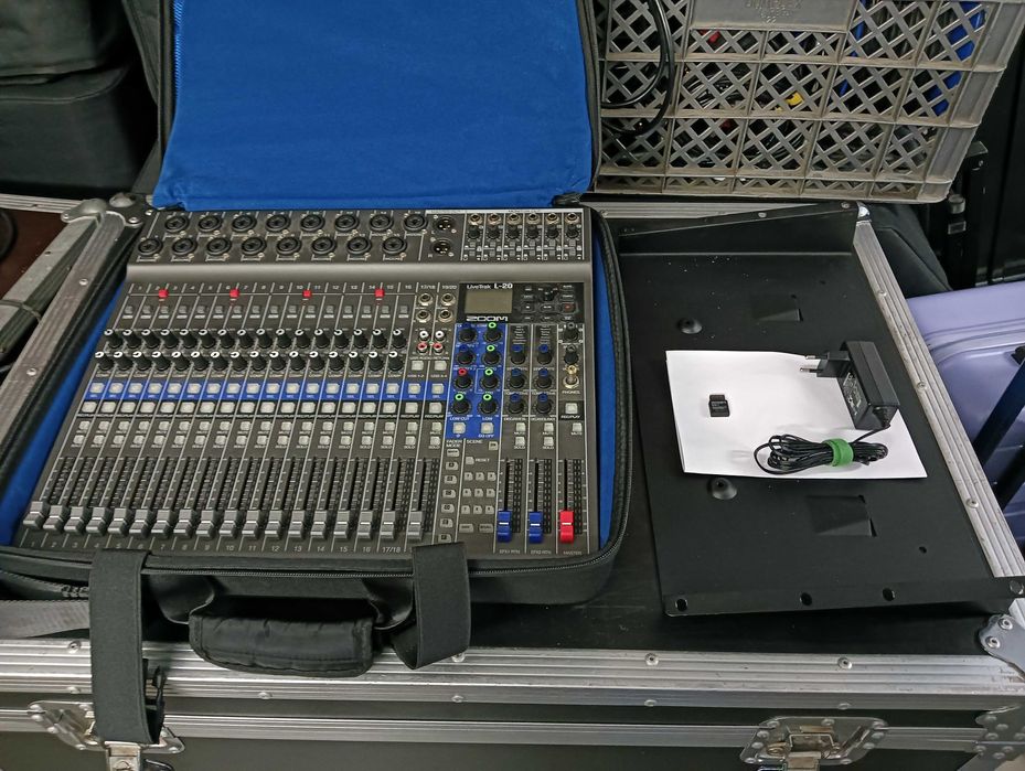 Zoom LiveTrak L-20