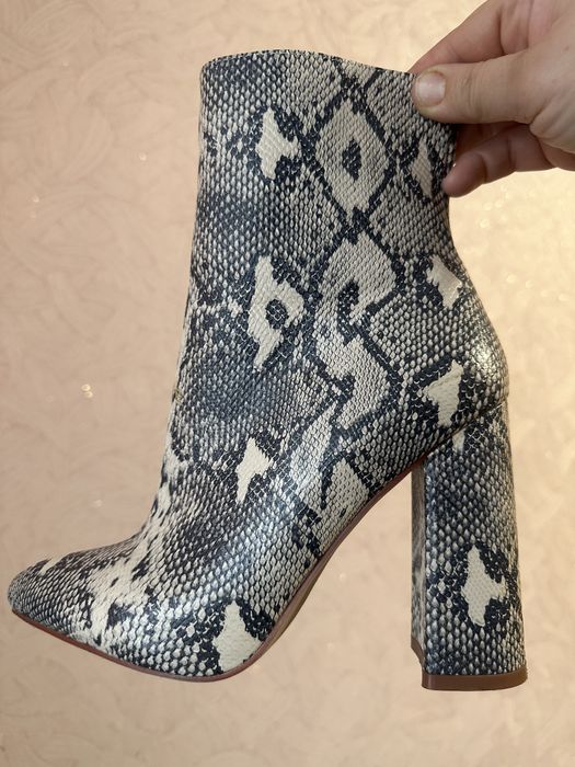 Сапожки з зміїним принтом
