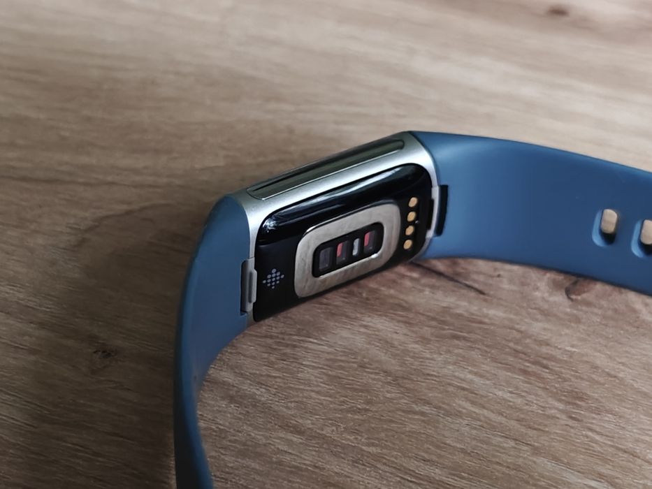 Smartband Fitbit Charge 5 niebieski MAŁO UŻYWANA