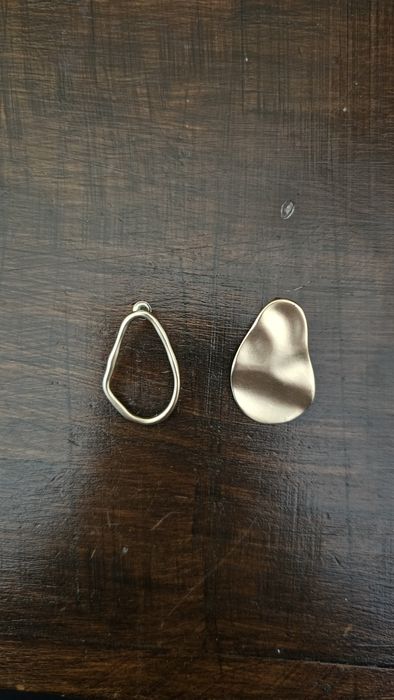 Brincos diferentes em metal dourado