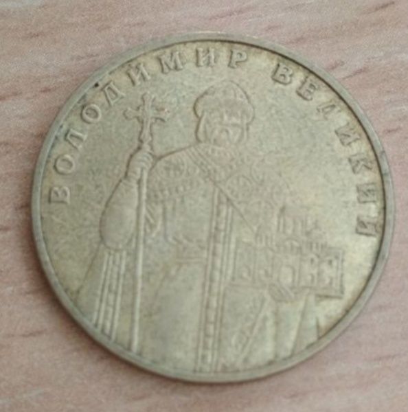 Продам гривни 2004г