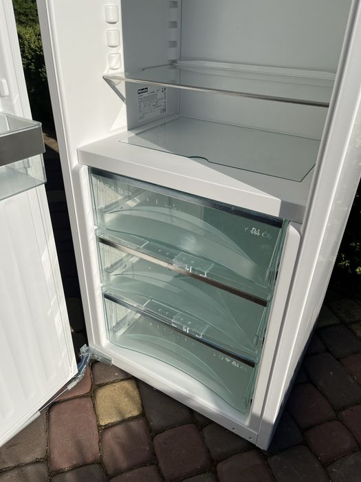 Холодильник Miele під забудову вмонтований холодильник з морозилкою